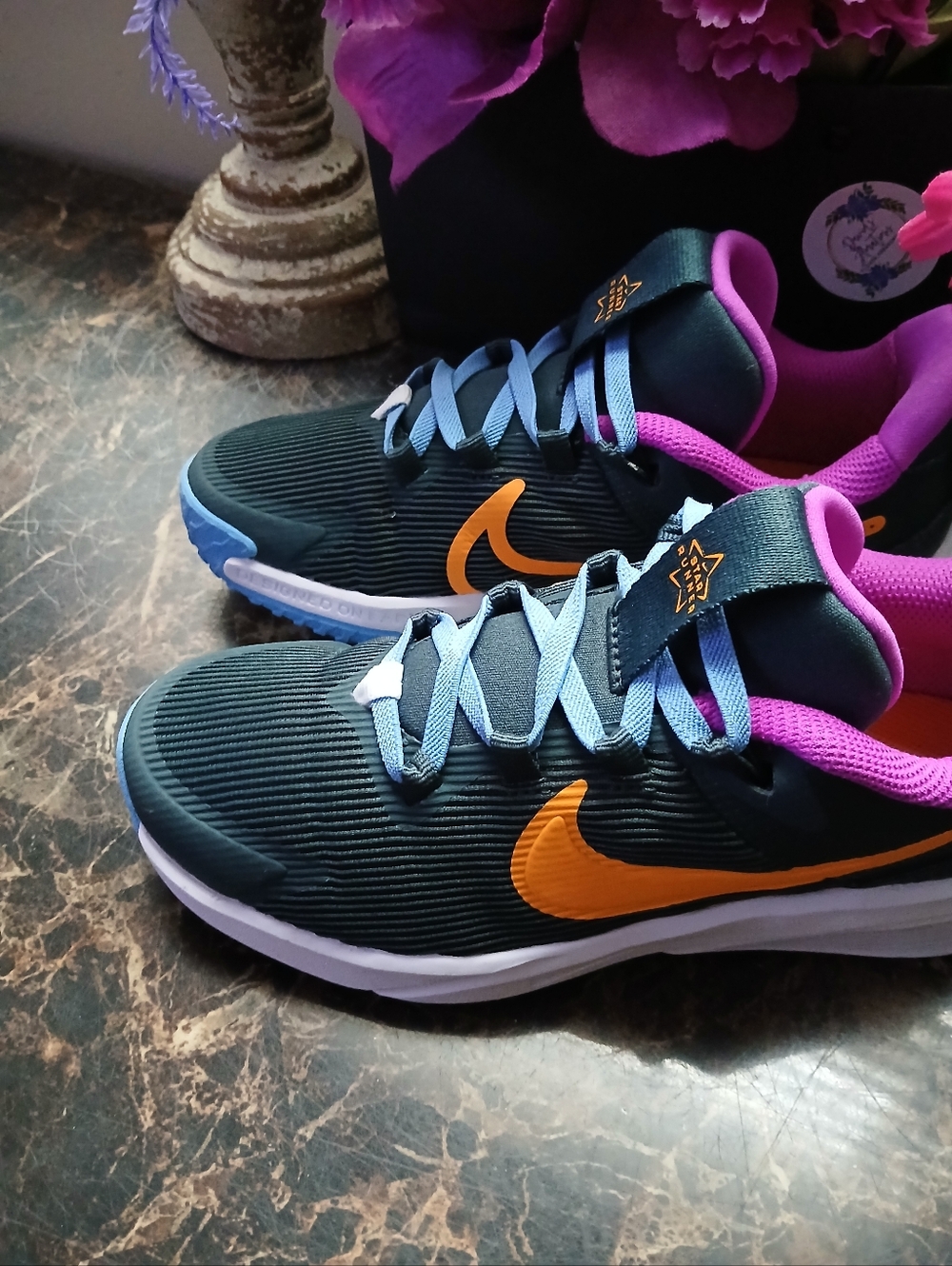 Nike Star Runner 4 Athletic/Lifestyle Velcro Shoes Size 2 Youth Unisex - Picture 3 of 11